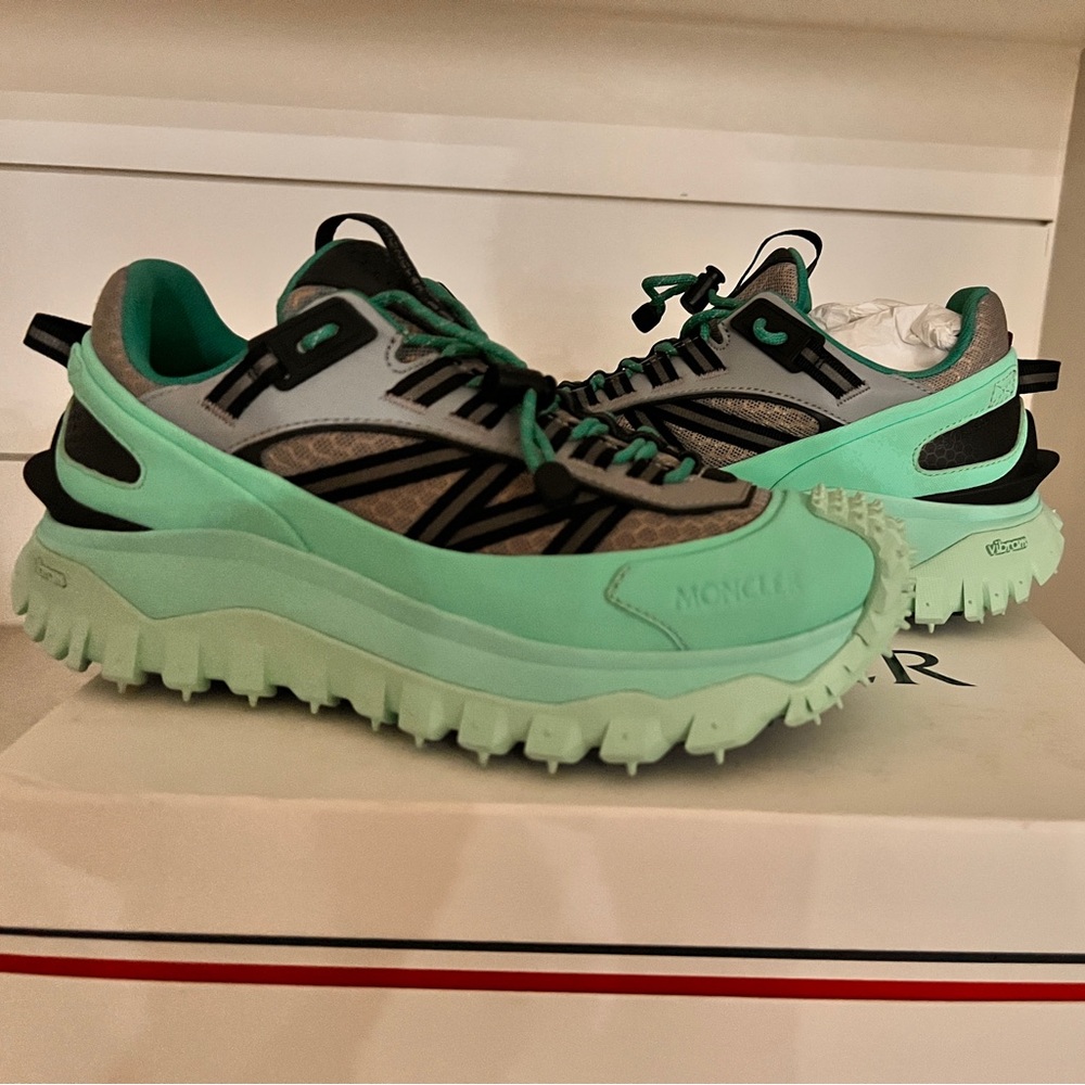 Comfortable shoes for walking and unisex.